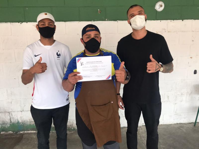 Dois homens ganham certificado de curso de barbeiro na Passarela