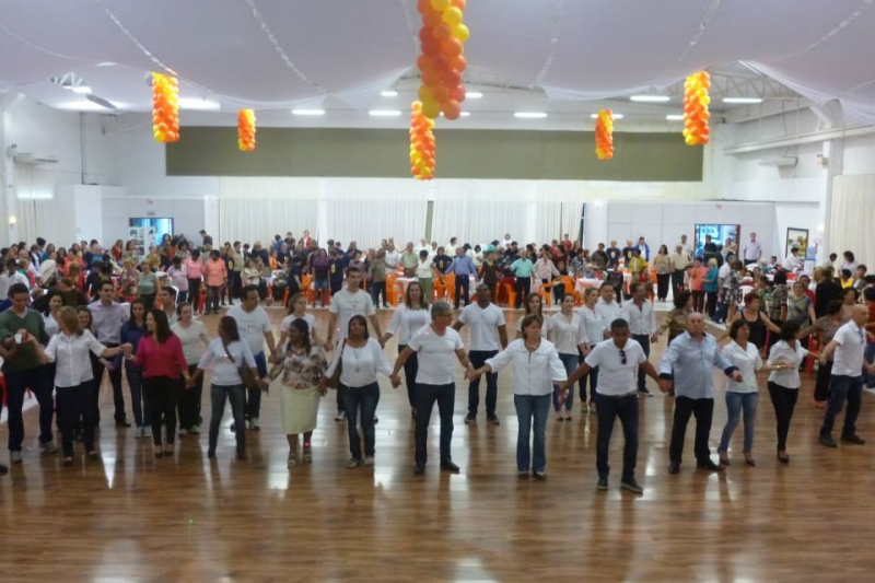 Baile comemora o Dia do Idoso no bairro do Estreito