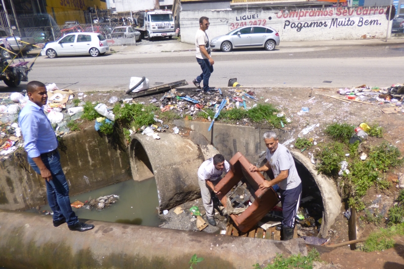 Limpeza retira até sofá de tubulação no Continente