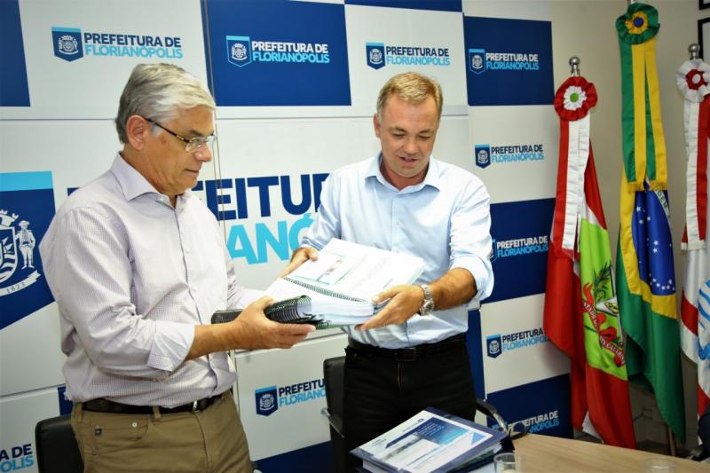 Entregue projeto de engordamento da praia de Canasvieiras ao Governo