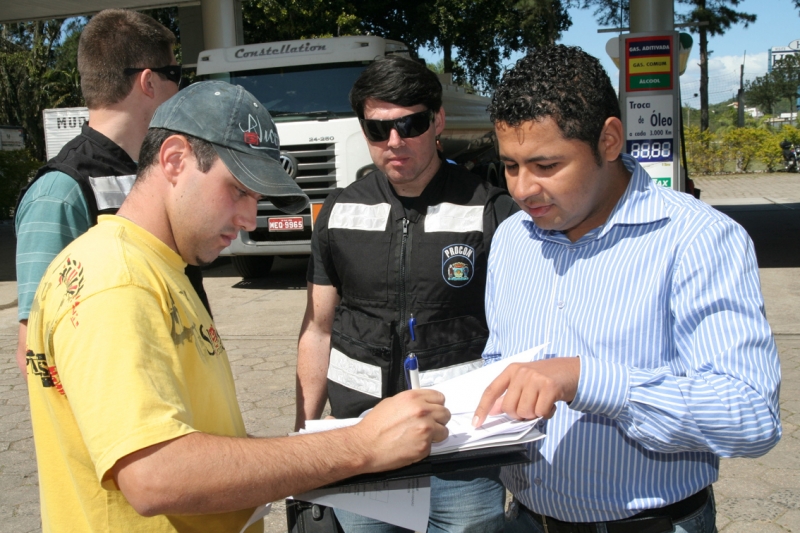 Procon lacra posto de combustível na capital