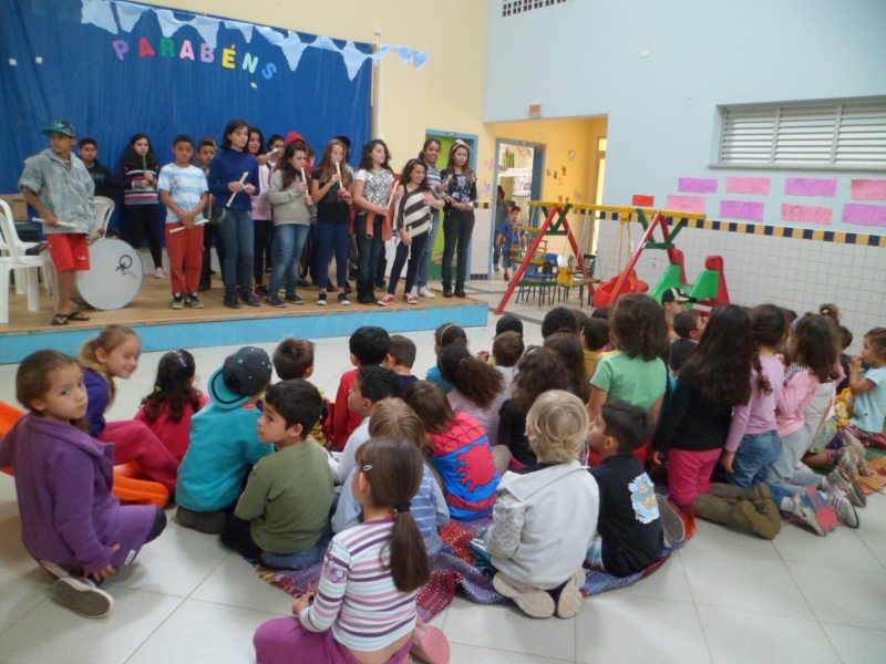 Alunos tocam a Nona de Beethoven para pequenos
