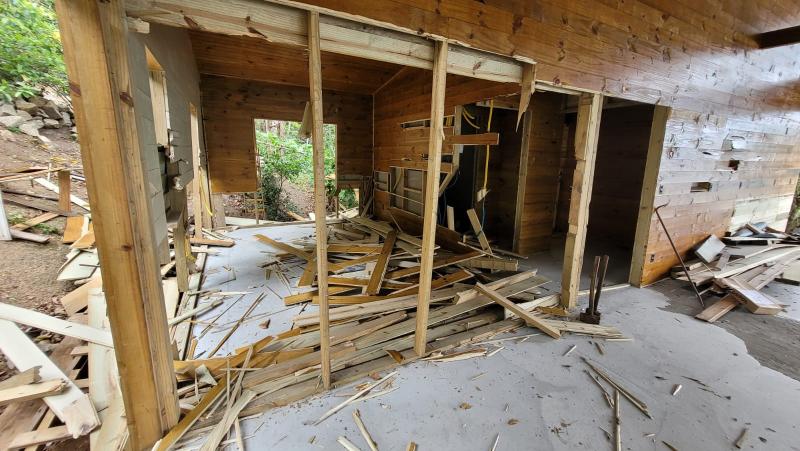 Prefeitura de Florianópolis realiza demolição de obra irregular em APP no Sul da Ilha