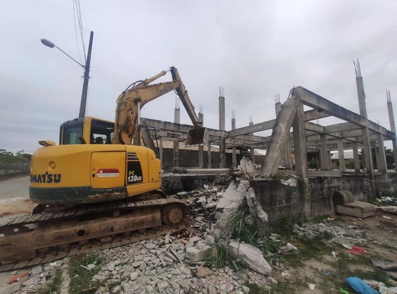 Município realiza demolição de edificação irregular no Rio Vermelho