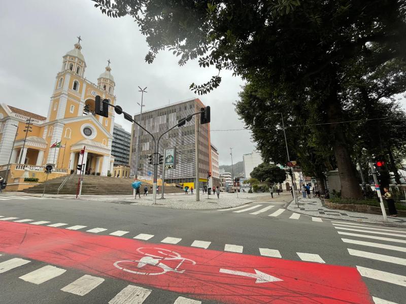 Rua da Praça XV é reaberta apenas para pedestres e transporte coletivo