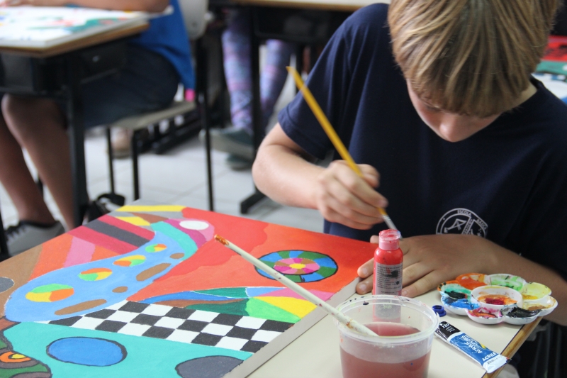 Arte na escola: corredor vira galeria no Campeche