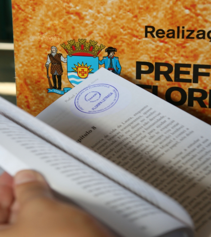 Estantes do projeto Floripa Letrada continuam sendo abastecidas durante recesso escolar