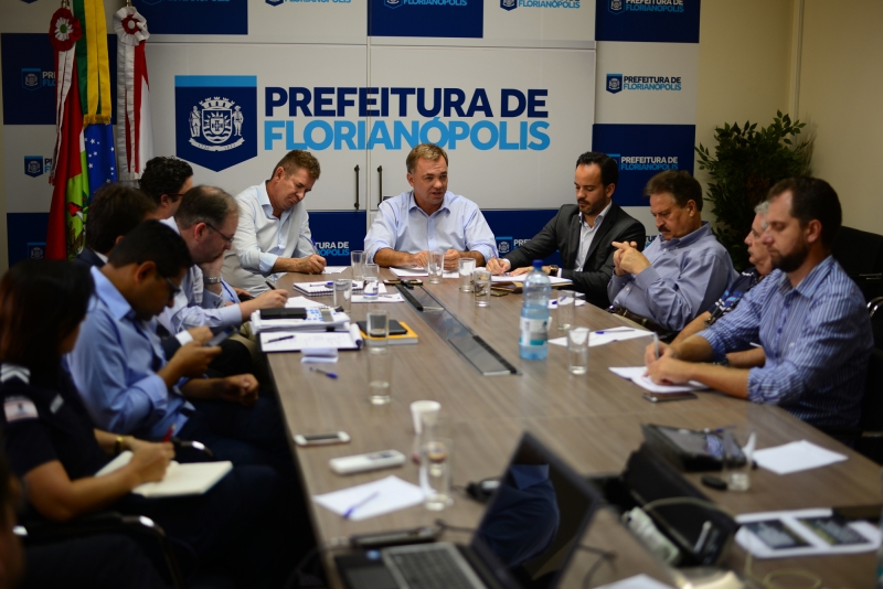 Prefeito contingencia 30% do orçamento municipal