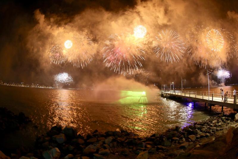 Florianópolis reúne mais de 100 mil pessoas na festa da virada 