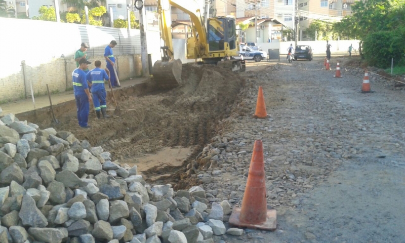 Obra provoca interdição de via no Itacorubi