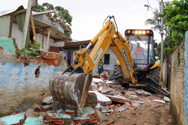 Prefeitura e PM realizam demolição de 35 casas em APP no Norte da Ilha