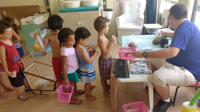 Crianças usam a imaginação e aprendem conceitos matemáticos em mercadinho na Creche de Verão
