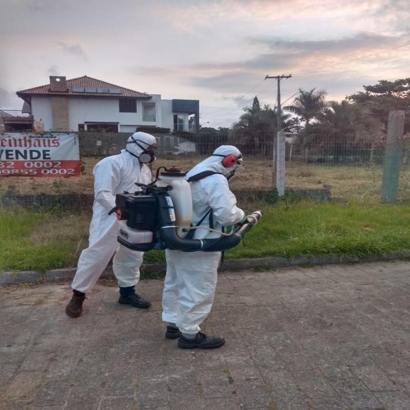 Centro de Controle de Zoonoses da PMF aplica inseticida em Jurerê 