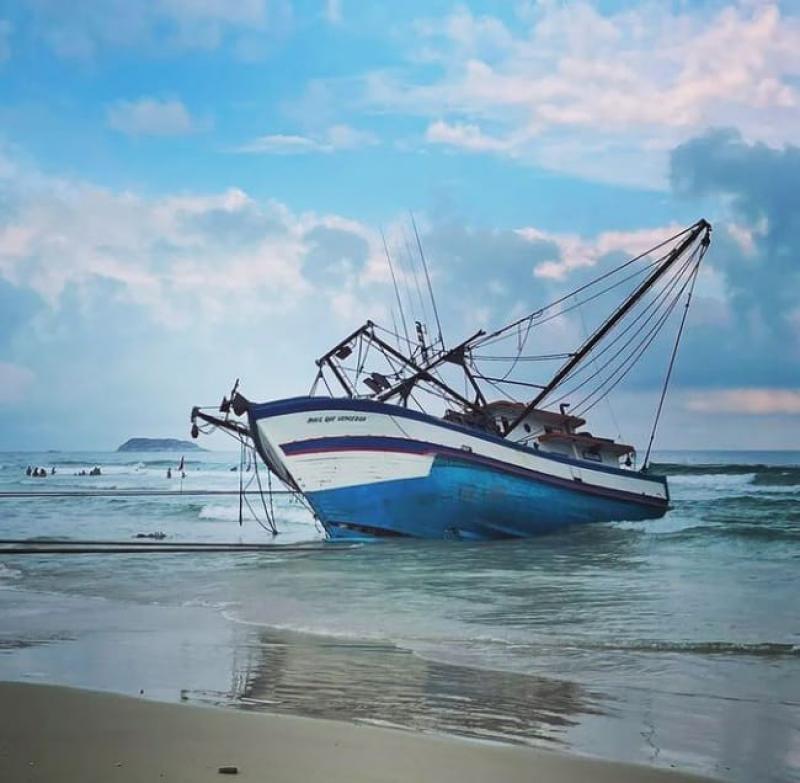 Prefeitura auxilia na retirada de barco encalhado no Santinho 