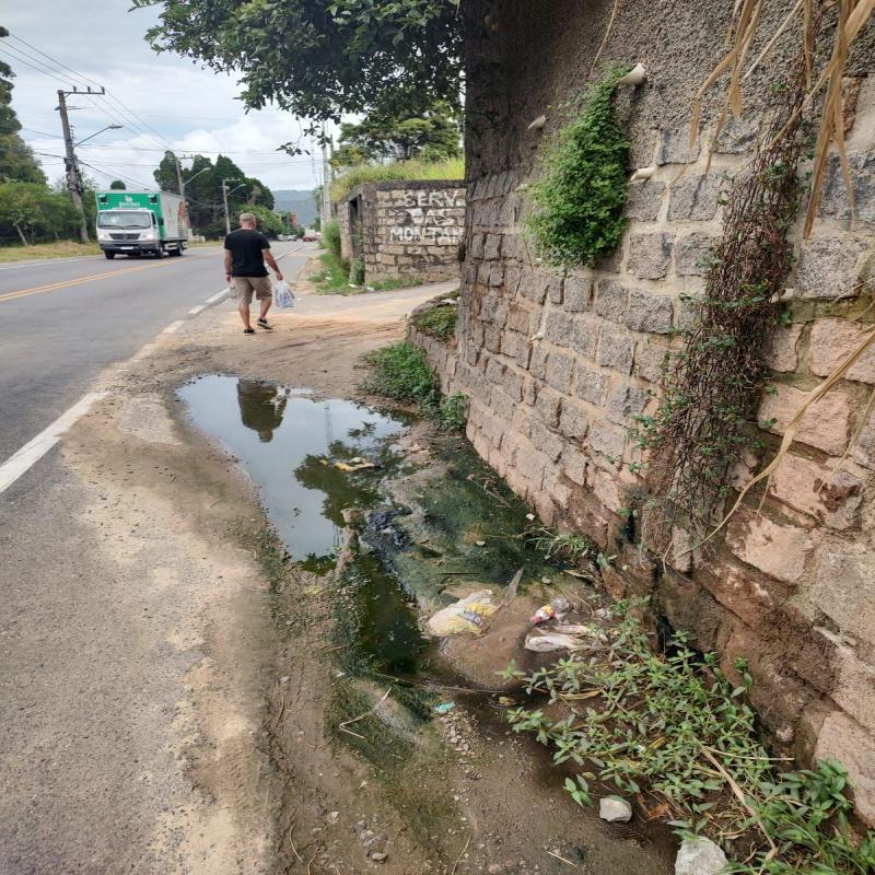 Prefeitura recebe denúncia e flagra esgoto a céu aberto durante ação