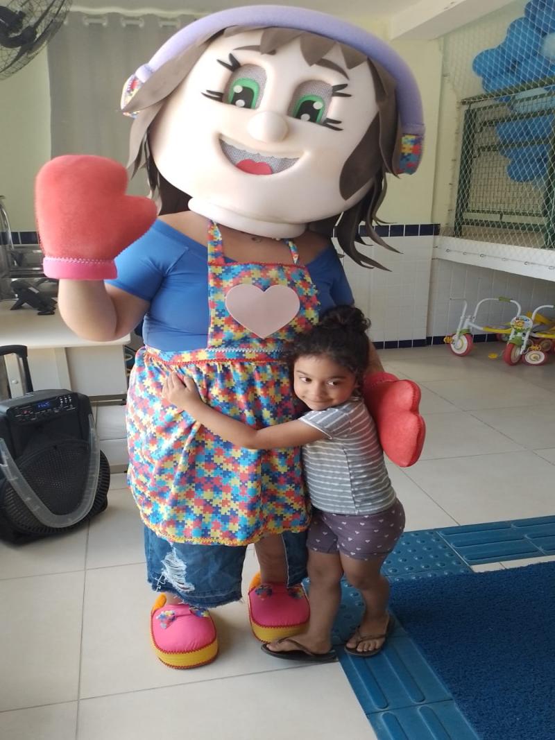 Professora da rede municipal de Florianópolis  cria Gigi para falar sobre autismo