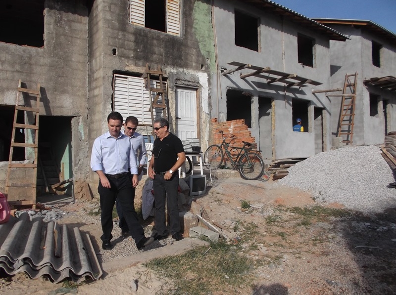 Prefeito vistoria obras de casas no Monte Cristo