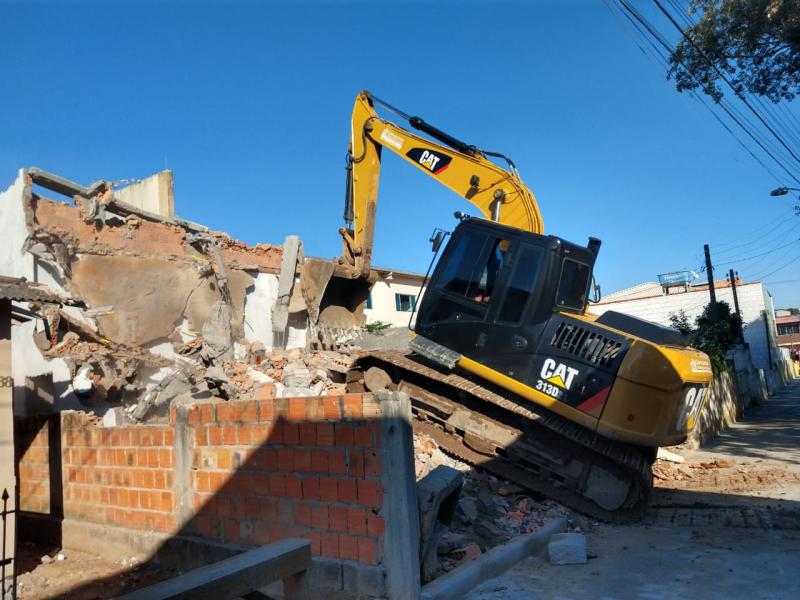 Prefeitura realiza demolição de duas obras irregulares nesta terça-feira