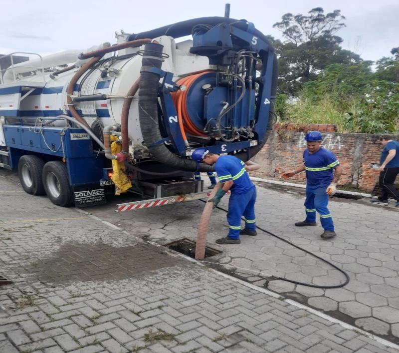 PACTO: Denúncia de morador resulta em intimação e uso de caminhão hidrojato para limpeza de rede pluvial