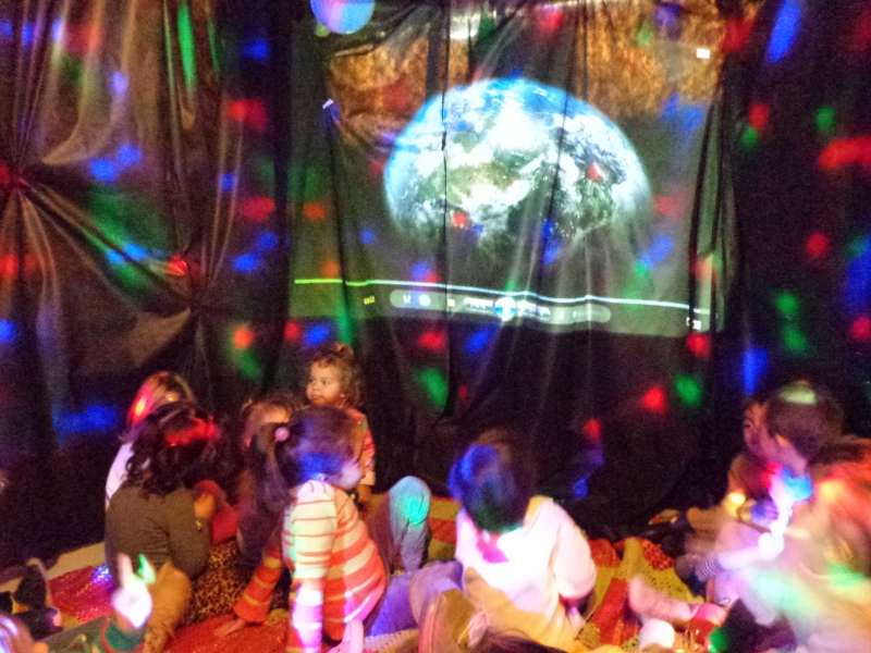 Para conhecer universo, creche monta planetário