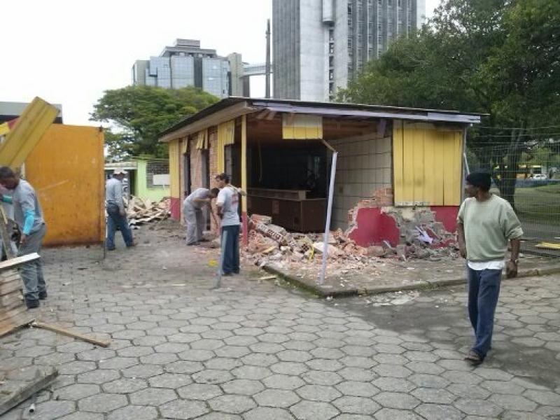 Quiosques irregulares são demolidos 