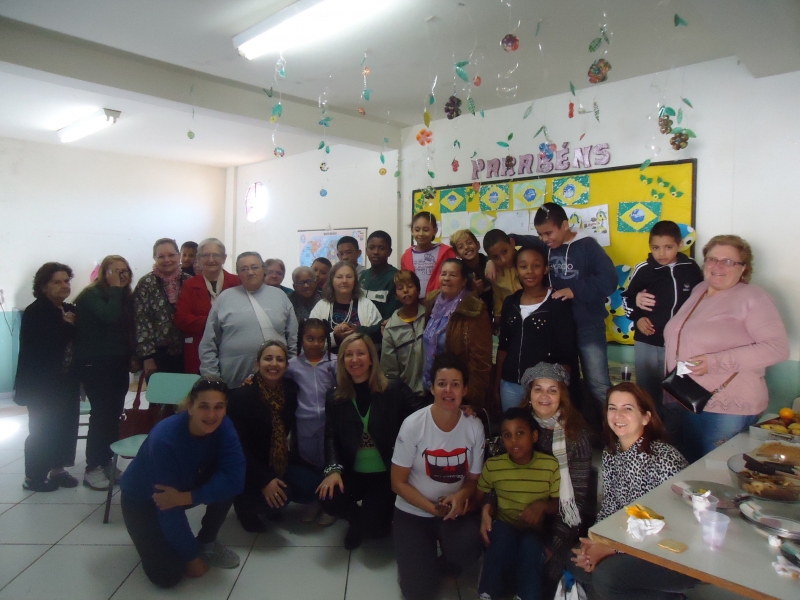Idosas visitam crianças da Chico Mendes