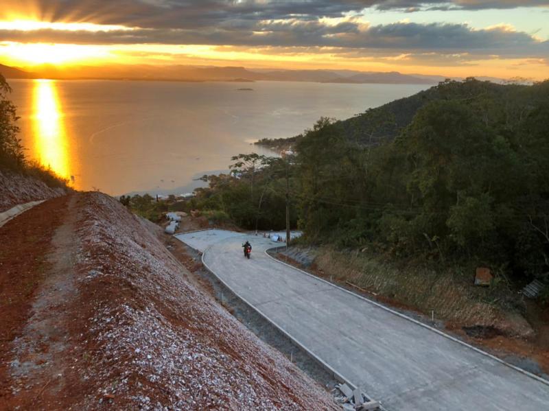 Prefeitura pavimenta mais um trecho da Estrada Francisco Thomas dos Santos 
