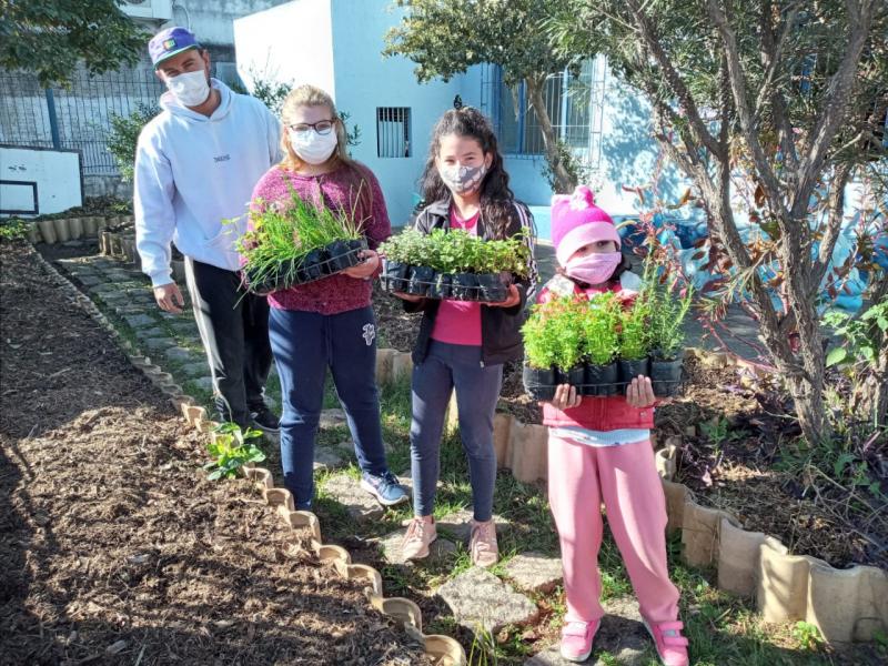 Centro de Convivência promove integração social com horta comunitária 