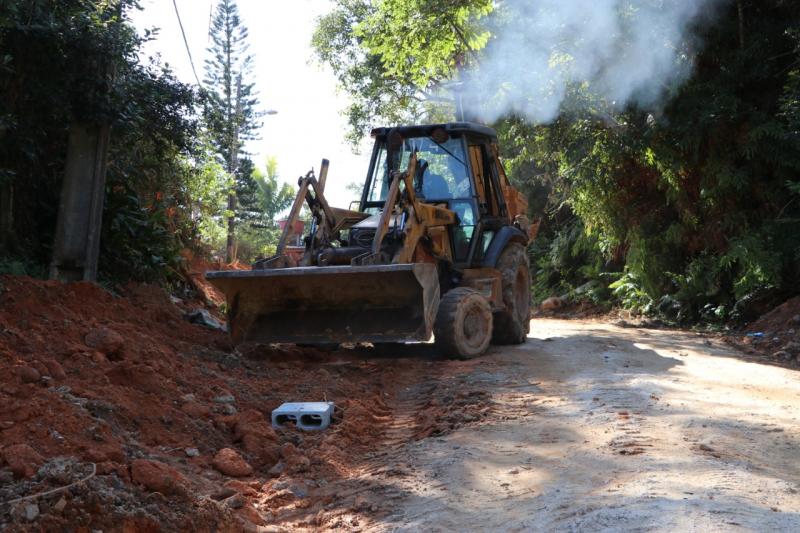 Prefeitura pavimenta principal via do Sambaqui
