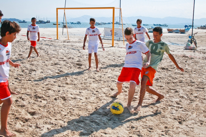 FME leva futebol de areia a alunos da escola pública