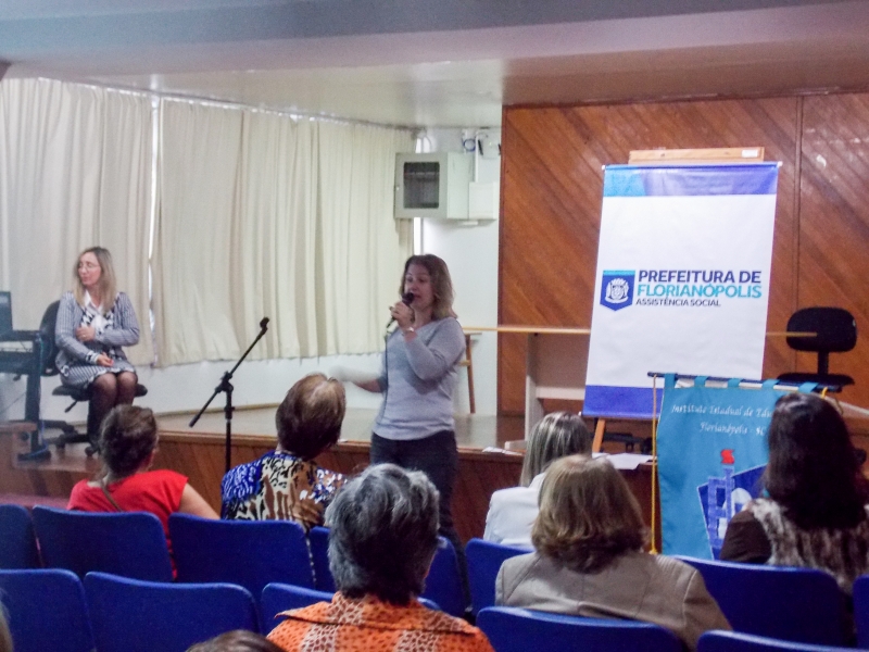 Representantes de grupos de idosos se reúnem em evento