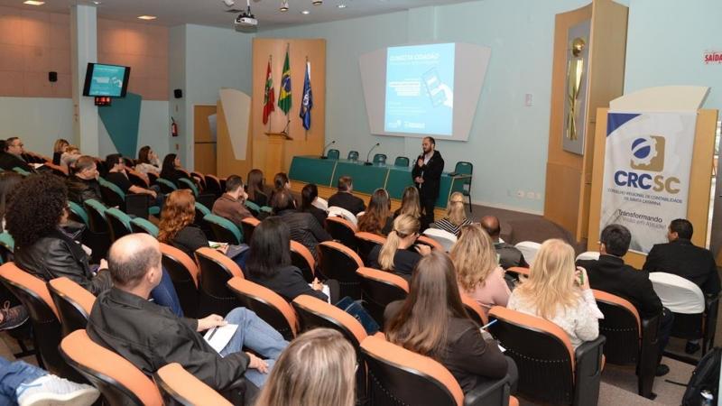 Vigilância Sanitária de Florianópolis apresenta novo portal em evento no CRC/SC