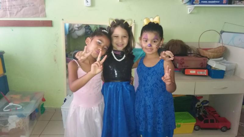 Garotada do NEIM Joaquina Maria Peres se divertem em baile à fantasia