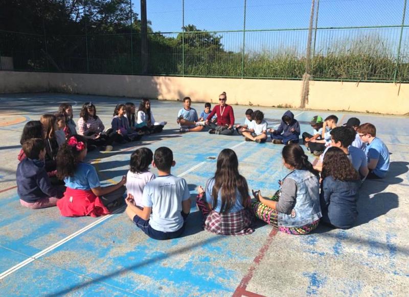 Escola municipal utiliza a Yoga para evitar quadros de ansiedade