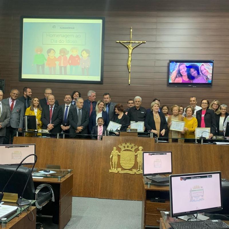 Idosos de Florianópolis recebem homenagem na Câmara dos Vereadores 