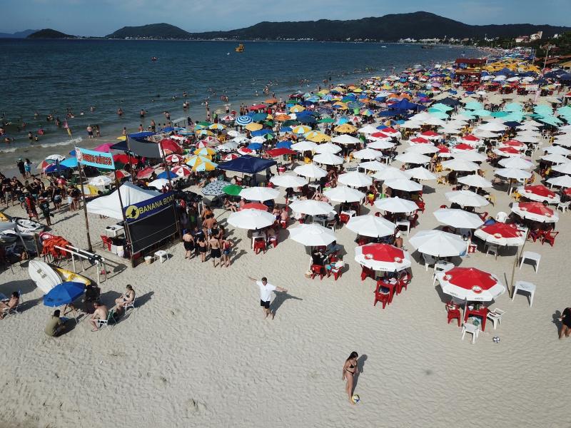 Mesas e cadeiras de restaurantes podem ocupar faixa de areia, mas estabelecimentos não podem cobrar a utilização