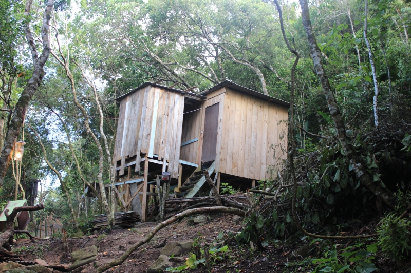 Construções em área de risco são demolidas