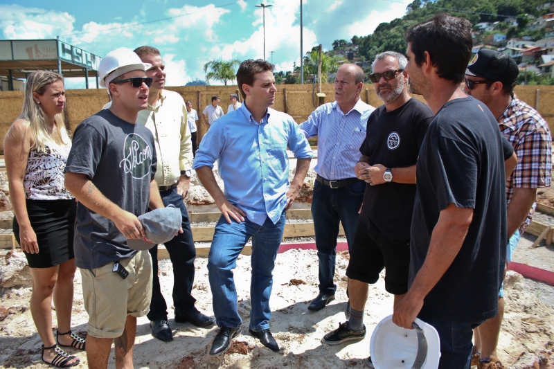 Campeão de skate vai com prefeito vistoriar pista