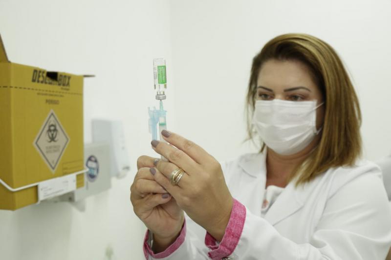 Profissionais de Centros de Saúde da capital começam a ser vacinados