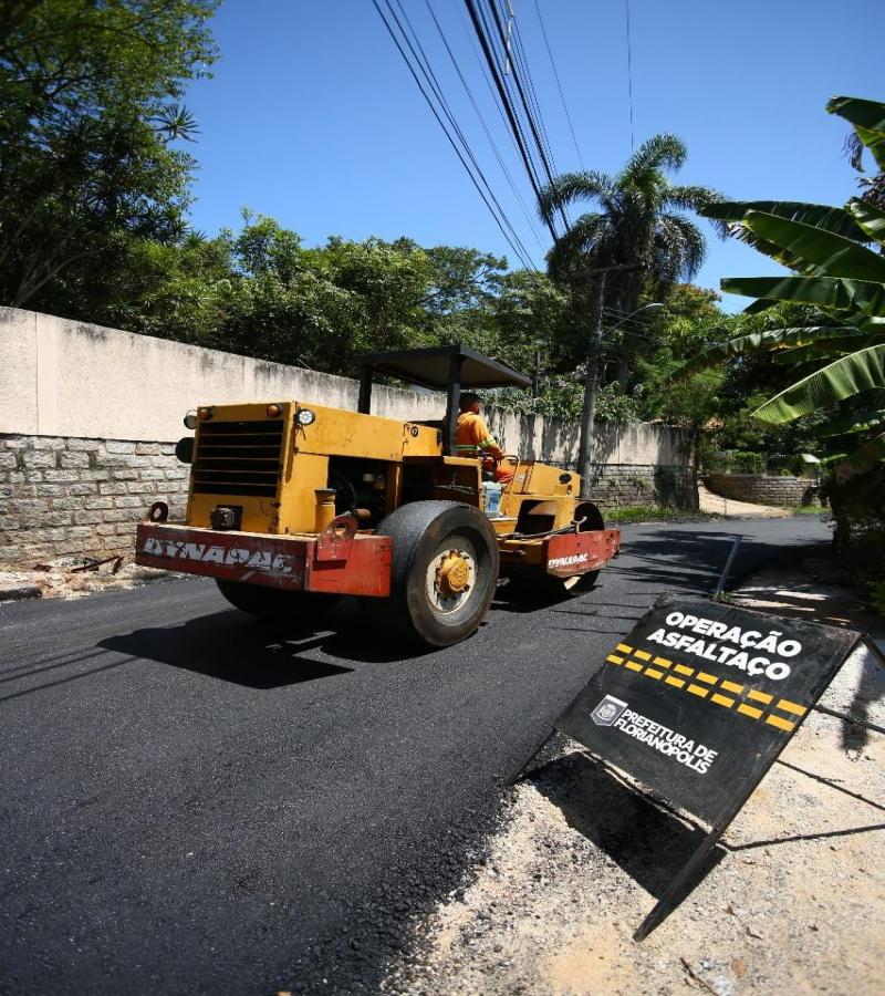Antigo traçado da Padre Rohr começa a receber pavimento asfáltico