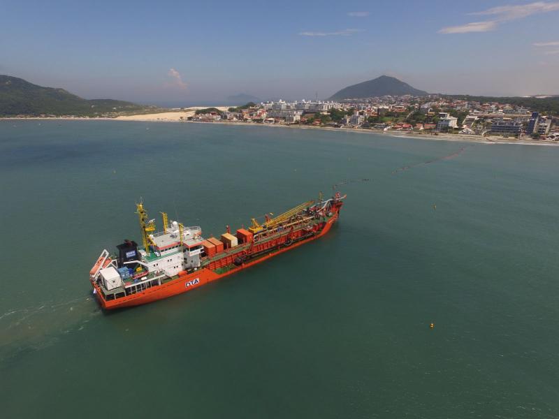 Draga do alargamento da Praia dos Ingleses se desloca para abastecimento no Porto de Itajaí