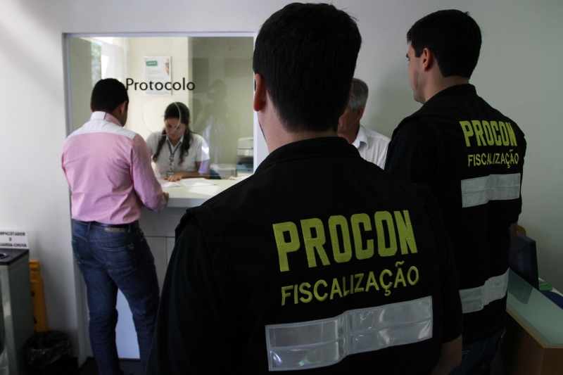 Procon notifica planos de saúde