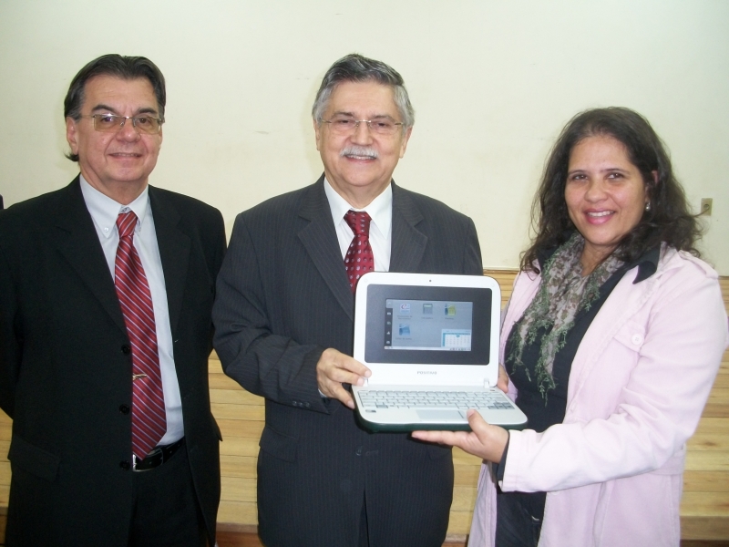Alunos de escola municipal recebem computadores