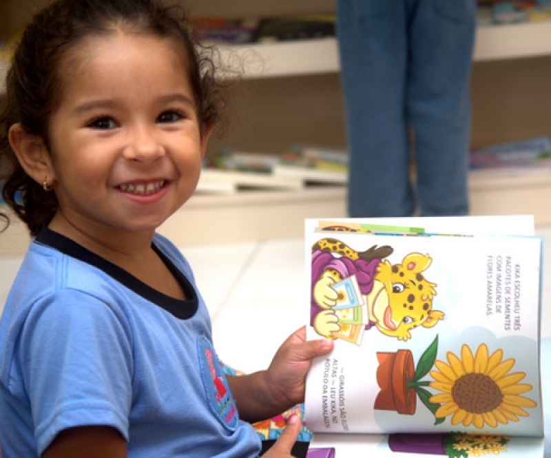 Nova biblioteca alegra crianças do NEI Otília Cruz