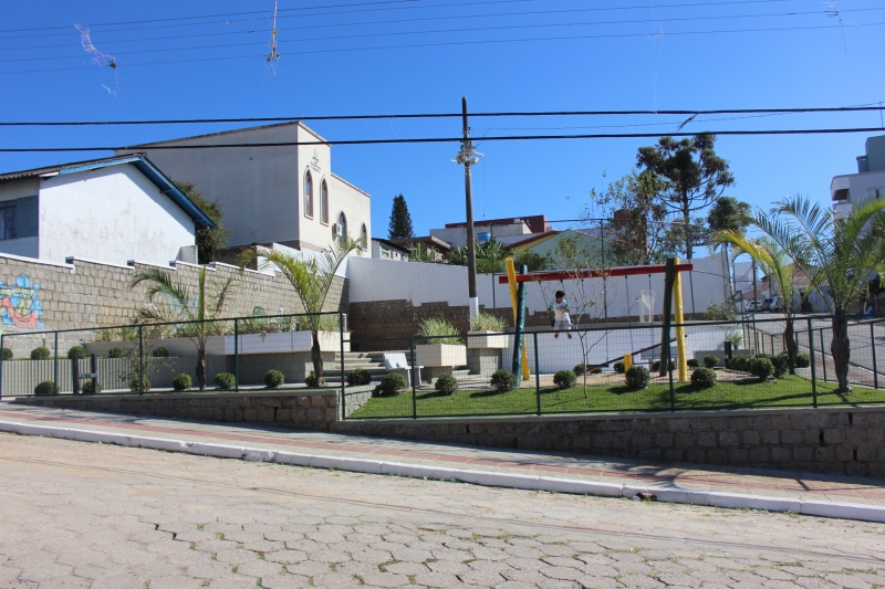 Praça no Continente passa por revitalização