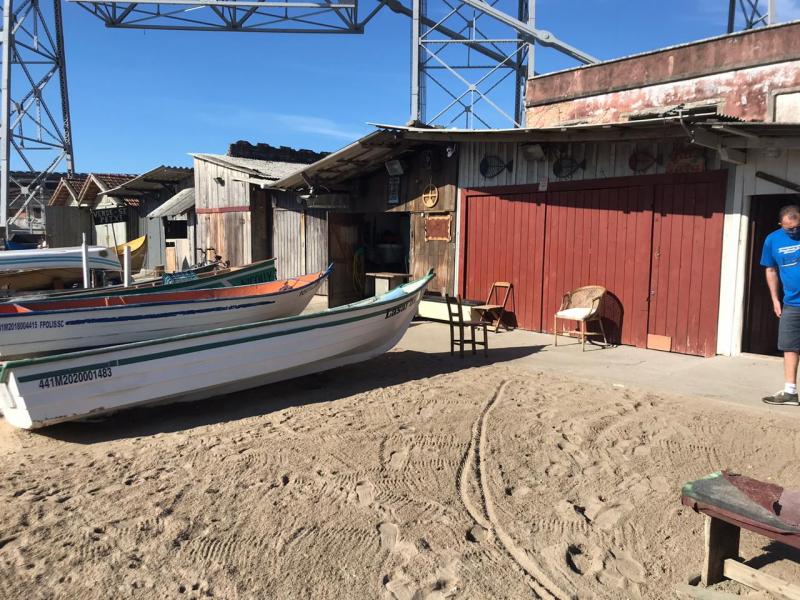 Prefeitura fiscaliza ranchos de pesca e orienta trabalhadores da pesca no Continente