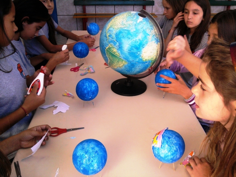 Escola monta livro digital sobre o universo   