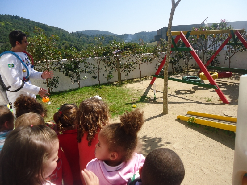 'Astronauta' visita creche e alegra a criançada