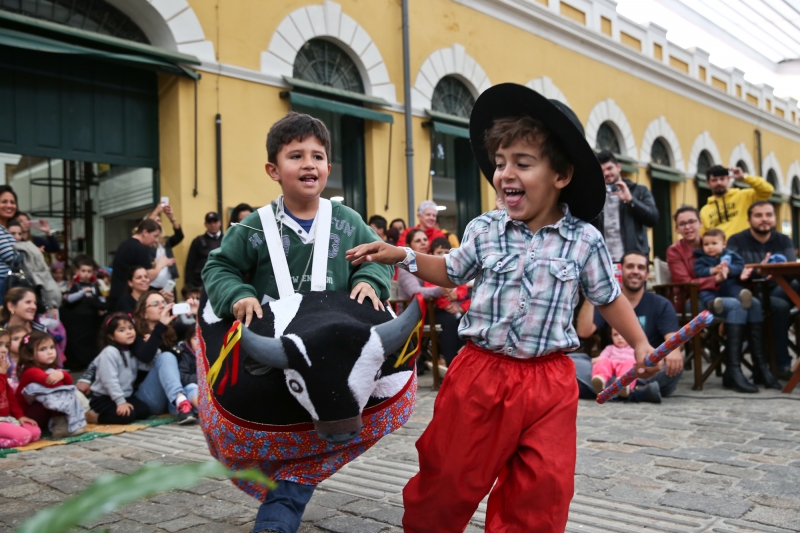 Crianças encantam com mostra do boi de mamão 