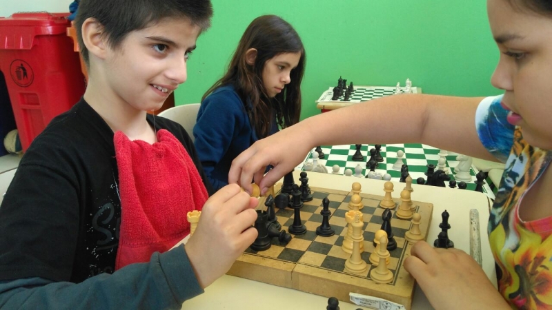 Rafa: a paralisia cerebral não o impede de ser criança e estudante